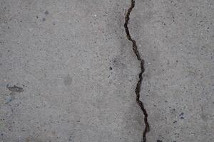 mur de béton fissuré mur cassé au coin de ciment extérieur qui a été affecté par un tremblement de terre et un sol effondré photo