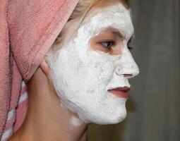 cosmétique blanc visage masque de dentifrice. femme dans blanc cosmétique masque photo