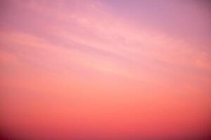 magnifique , luxe doux pente Orange or des nuages et lumière du soleil sur le bleu ciel parfait pour le arrière-plan, prendre dans soir, crépuscule, grand taille, haute définition paysage photo