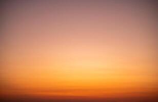 magnifique , luxe doux pente Orange or des nuages et lumière du soleil sur le bleu ciel parfait pour le arrière-plan, prendre dans soir, crépuscule, grand taille, haute définition paysage photo