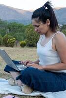 Latin fille est allé à le parc à faire sa travail. photo