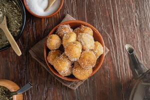 argentin beignets recouvert dans sucre accompagné par camarade et bouilloire. photo