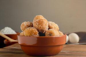 frit beignets couvert dans sucre. typique de argentin fait maison des pâtisseries. photo