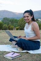 Latin fille est allé à le parc à faire sa travail. photo