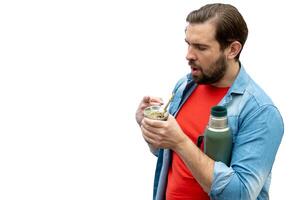 Latin homme en buvant camarade avec thermos et camarade dans main. photo