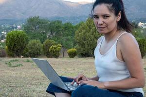 Latin fille est allé à le parc à faire sa travail. photo