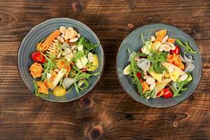 Pâtes salade avec des légumes. photo