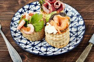 tartelettes avec Fruit de mer et bacon, savoureux collation. photo