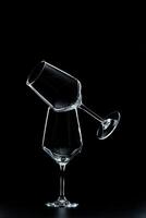 silhouette de du vin verre bouteille plein de fumée dans noir Contexte photo