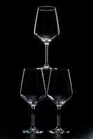 silhouette de du vin verre bouteille plein de fumée dans noir Contexte photo