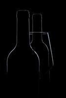 silhouette de du vin verre bouteille plein de fumée dans noir Contexte photo