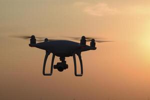 drone silhouette contre le Contexte de le le coucher du soleil photo