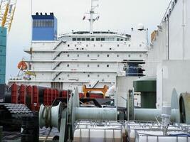 Aperçu de le plate-forme de une tuyau allonger navire. le navires pont. photo