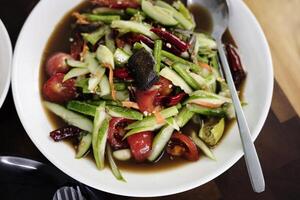 épicé concombre salade dans assiette photo