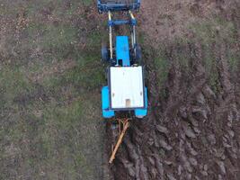 tracteur labour le jardin. labour le sol dans le jardin photo