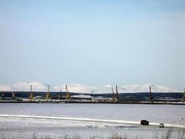 rivière Port sur le rivière de le ville de Salekhard. Port grues un photo