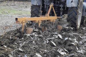 tracteur labour le jardin. labour le sol dans le jardin photo