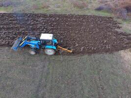 tracteur labour le jardin. labour le sol dans le jardin photo