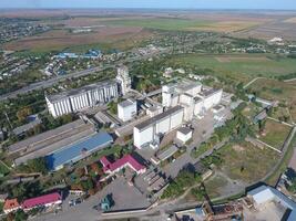 Haut vue de une silo ascenseur. aérophotographie industriel objet. photo