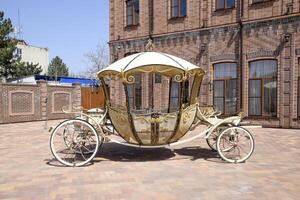 forgé le chariot sur le site près le bâtiment. magnifique décoratif entraîneur. photo