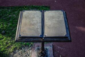 livre de Merci dans le ville parc de le ville de Novorossiisk. photo