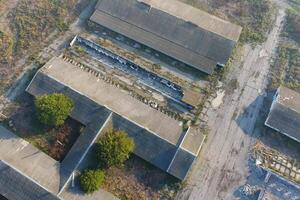 le bâtiment de un vieux ferme pour bétail. Haut vue de le cultiver. st photo