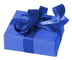 boîte est enveloppé dans bleu cadeau emballage papier et bleu ruban sur une blanc isolé Contexte photo