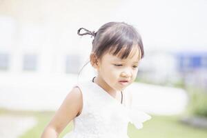 portrait de une Jeune asiatique fille souriant à le caméra - content thaïlandais fille ayant amusement posant. photo