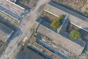 le bâtiment de un vieux ferme pour bétail. Haut vue de le cultiver. st photo