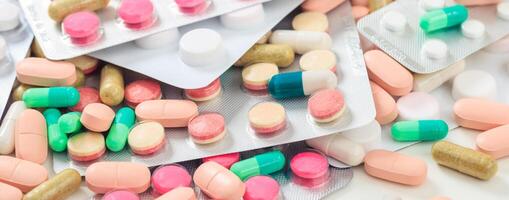 médecine, médicament. coloré pilules et capsules arrière-plan, bannière photo