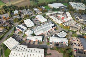 un aérien vue de entrepôt bâtiments à affaires vente au détail parc à nordampton ville de Angleterre, Royaume-Uni, octobre 25, 2023 photo