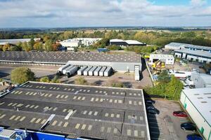 un aérien vue de entrepôt bâtiments à affaires vente au détail parc à nordampton ville de Angleterre, Royaume-Uni, octobre 25, 2023 photo