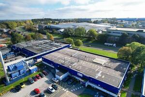 un aérien vue de entrepôt bâtiments à affaires vente au détail parc à nordampton ville de Angleterre, Royaume-Uni, octobre 25, 2023 photo