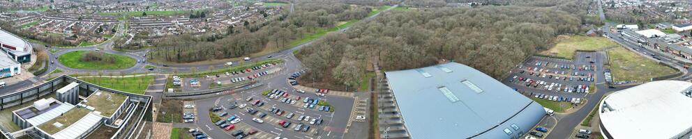 aérien panoramique vue de Corby ville de Angleterre uni Royaume pendant nuageux et pluvieux temps de l'hiver. janvier 11ème, 2024 photo