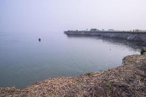 Naturel paysage vue de le banque de le padma rivière avec le bleu l'eau photo
