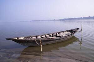 Vue paysage d'un bateau en bois sur la rive de la rivière Padma au Bangladesh photo
