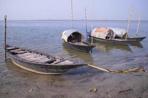 paysage vue de certains en bois pêche bateaux sur le rive de le padma rivière dans bangladesh photo