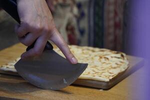 crêpe gozleme avec fromage et herbe traditionnel turc nourriture photo