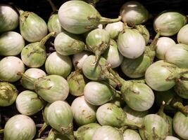 vente de Frais abondant vert aubergine récolte à une local Les agriculteurs marché dans le marché photo