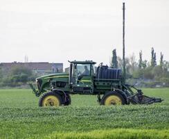 tracteur avec une vaporisateur dispositif pour finement Dispersé engrais. photo