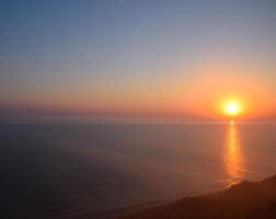 Aube plus de le mer. mer de Azov. lever du soleil. photo