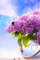 fleurs dans une vase sur ciel Contexte photo