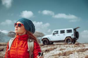 Jeune femme en marchant dans le hiver montagnes photo