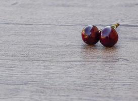 Cerise baies sur une en bois Contexte. mûr rouge sucré Cerise photo