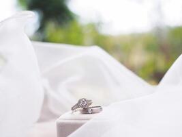 diamant engagement mariage anneaux sur de mariée voile. mariage accessoires. la Saint-Valentin journée et mariage journée concept. photo
