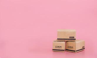 carton des boites avec rose Contexte. le concept à propos affaires commerce électronique et en ligne achats photo