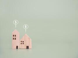 miniature maison et dollar pièce de monnaie Icônes. le concept de prix de loger, propriété investissement, maison hypothèque, réel biens photo