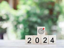 content Nouveau année 2024 avec blanc Contexte. le concept de objectif réussite , cible, stratégie et Succès dans 2024 photo