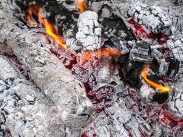 fumant charbons dans le gril. brûlant Feu après une shish kebab. photo