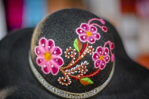 2023 8 14 Pérou fleurs brodé sur chapeau photo